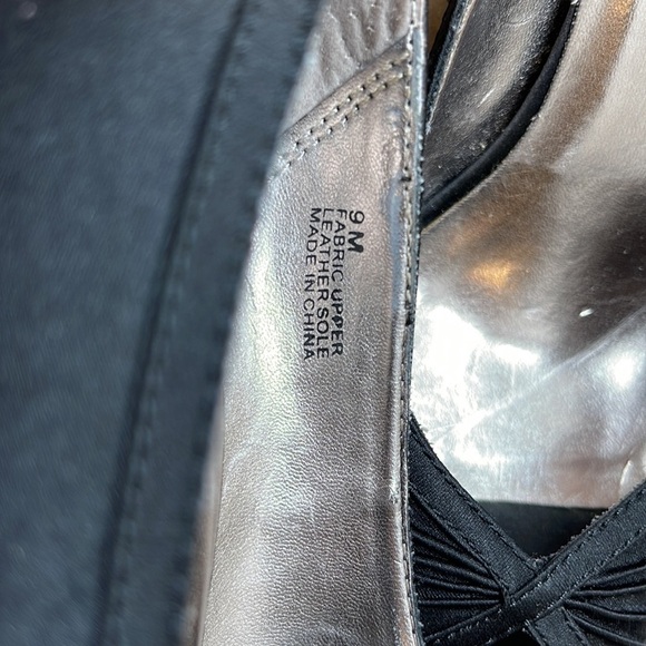 STEVE MADDEN, WOMENS BLACK 3 1/2” HEEL, OPEN TOE PUMP. SIZE 9M - Picture 7 of 7